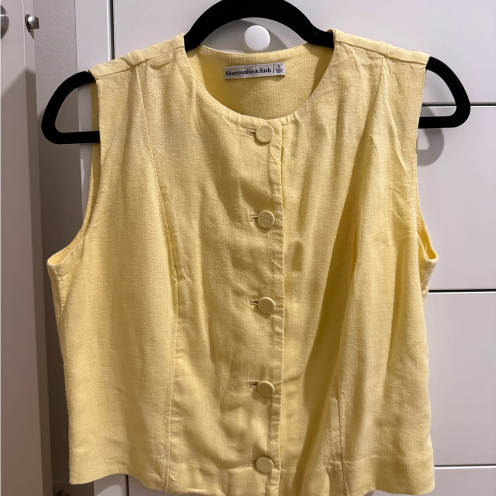 Abercrombie & Fitch Light Yellow Sleeveless Blouse